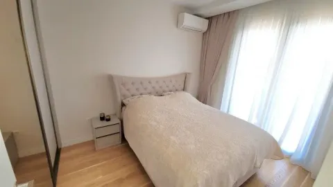 Uređena spavaća soba sa bračnim krevetom, garderoberom i klima uređajem. - image 7
