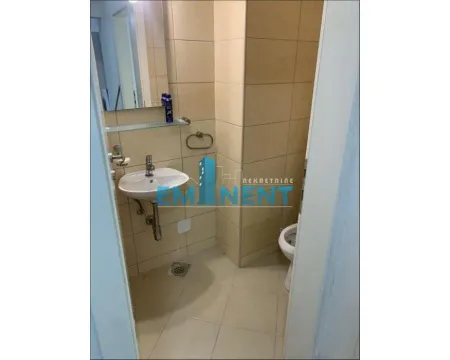 Pogled na kupatilo sa umivaonikom i pločicama. - image 11