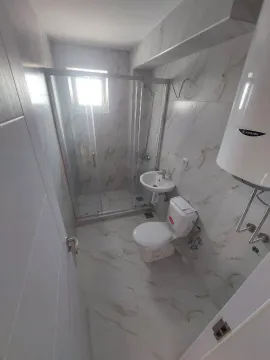 Kupatilo opremljeno tuš kabinom, umivaonikom, WC šoljom i bojlerom. - image 4