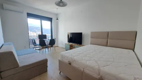 Glavna spavaća soba sa krevetom, kaučem i TV komodom. - image 10