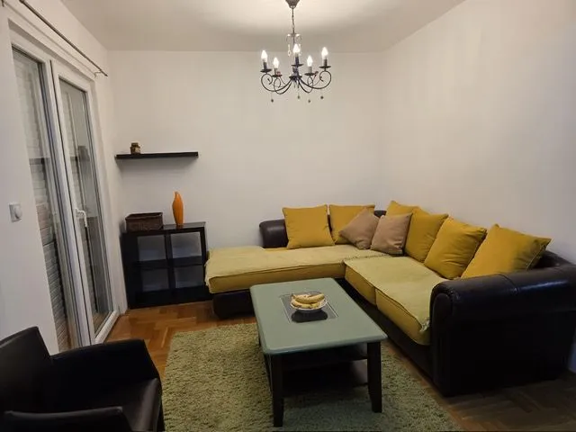 Dnevna soba sa garniturom i klub stočićem.