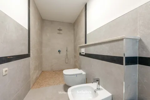 Savremeno opremljeno kupatilo sa tuš kabinom, toaletom i bideom. - image 74