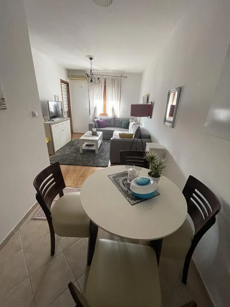 Izdavanje, jednosoban stan, 40m², Pobrežje, Podgorica