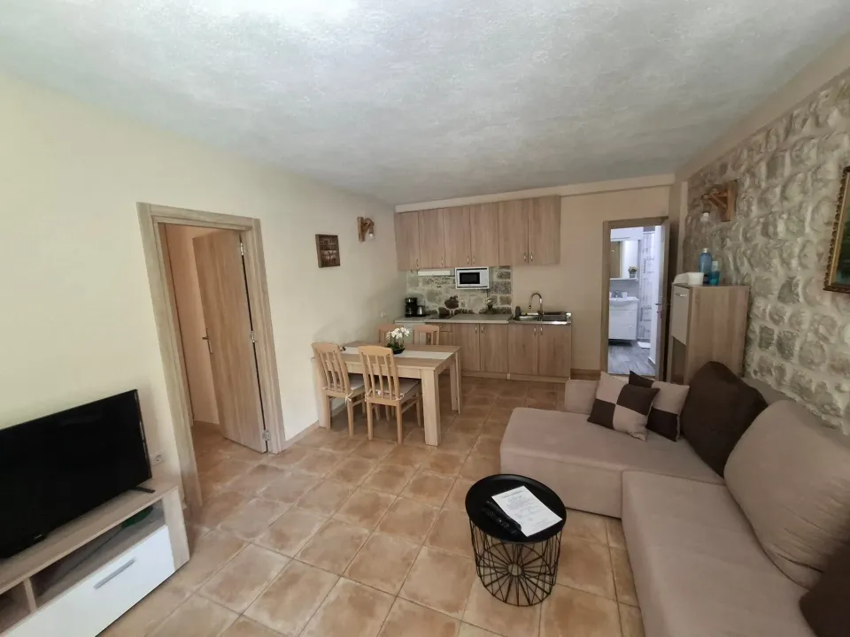 Rent, one bedroom apartment, 50m², Škaljari, Kotor