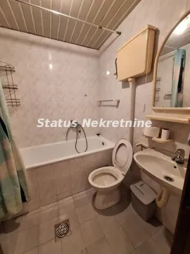 Kupatilo sa kadom, wc šoljom i umivaonikom. - image 4