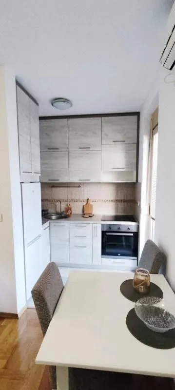 Izdavanje, jednosoban stan, 35m², Stari Aerodrom, Podgorica