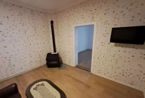Dnevna soba sa kaminom i TV-om na zidu. - image 11