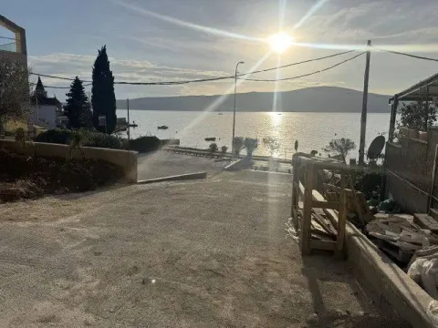 Pogled na more sa dvorišta i prilaza nekretnini. - image 6