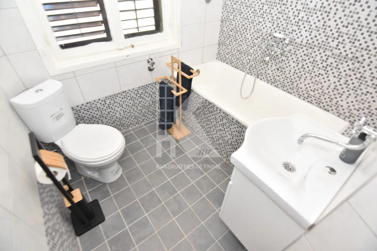 Bathroom equipped with a bathtub, washbasin, and toilet.