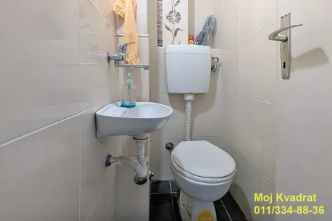Manje kupatilo sa WC šoljom i umivaonikom. - image 11