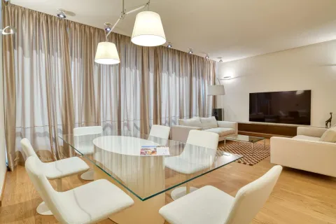 Prostrana dnevna soba sa trpezarijom, modernim namještajem i velikim prozorima. - image 2