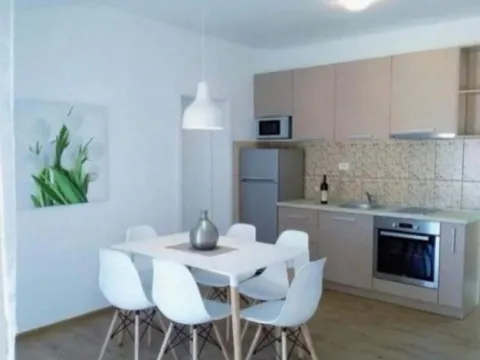 Izdavanje, dvosoban stan, 80m², Škaljari, Kotor - image 7