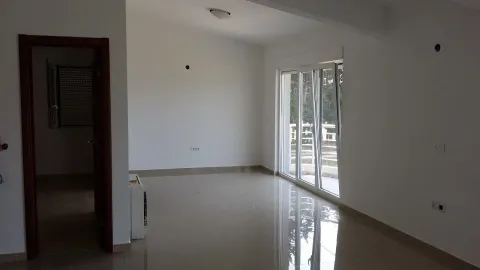 Prazna svijetla prostorija sa keramičkim pločicama i balkonskim vratima. - image 11
