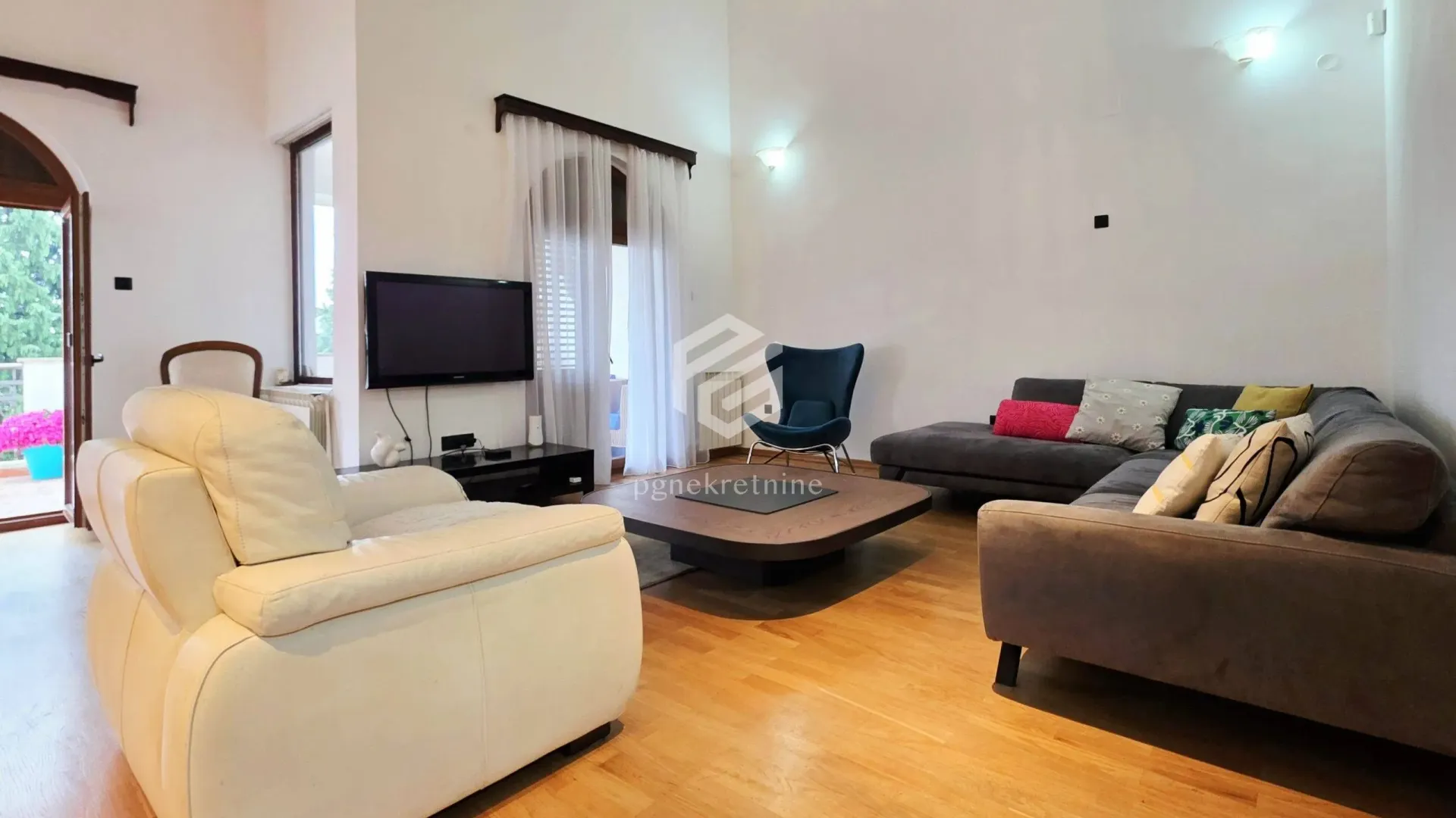 Rent, house, 285m², Gorica C, Podgorica