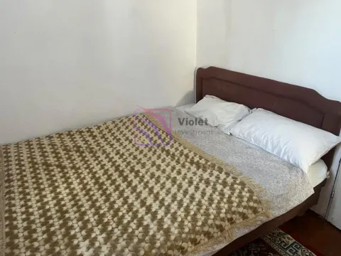 Bedroom with a double bed and bedding. - image 8