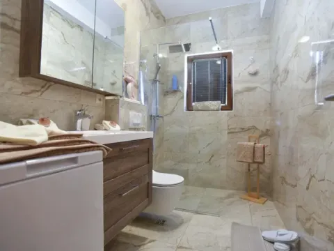 Rent, house, 300m², Radanovići, Kotor - image 6