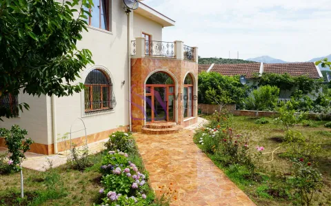 Pogled na dvorište i fasadu kuće sa uređenom stazom i terasom. - image 5