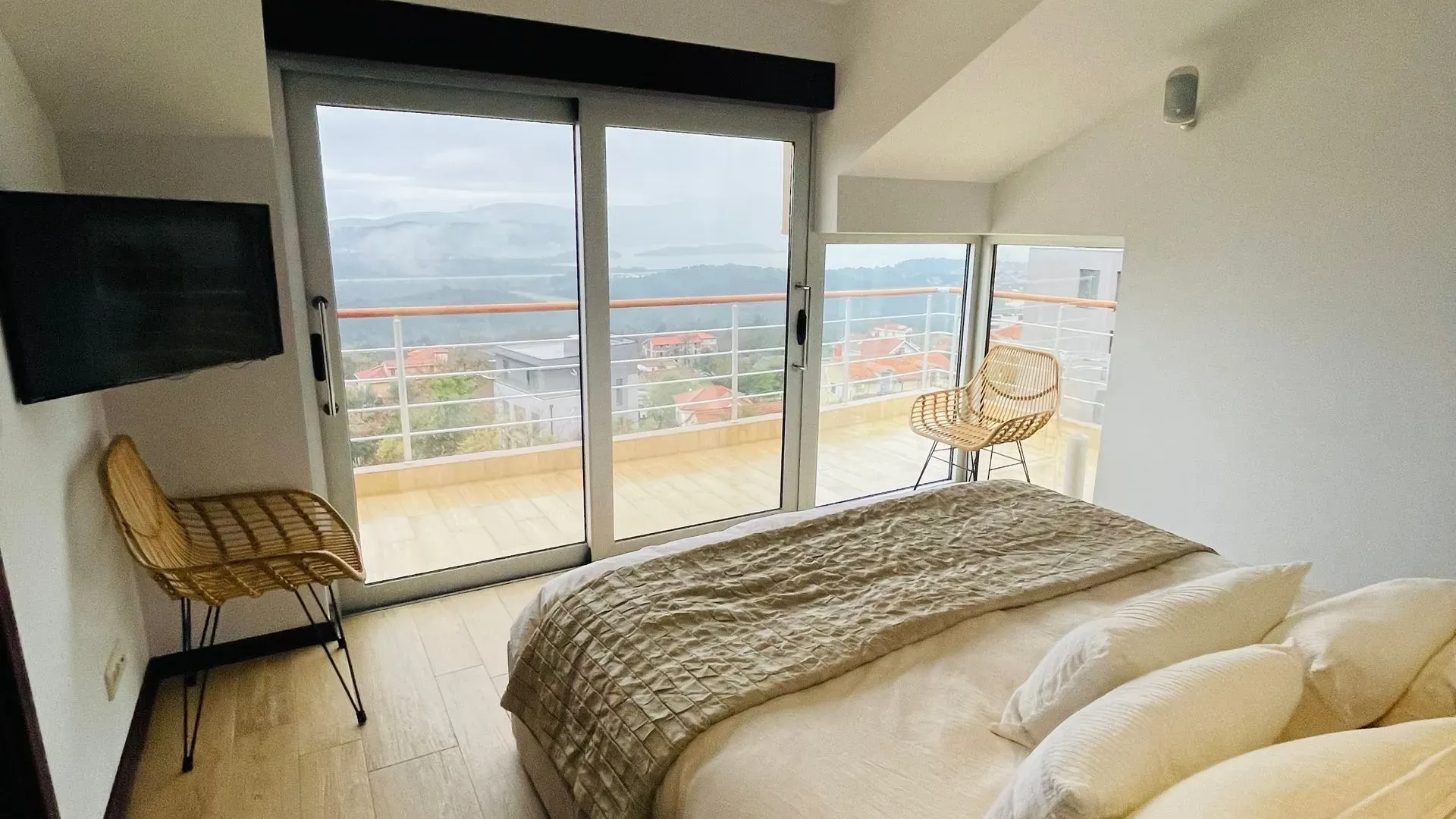 Izdavanje, jednosoban stan, 130m², Kavač, Kotor