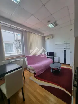 Dnevni boravak sa garniturom, trpezarijskim stolom i prozorom. - image 3