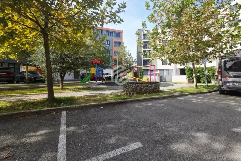 Dvorište sa igralištem ispred stambene zgrade. - image 9