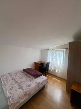 Manja spavaća soba sa krevetom, radnim stolom i garderoberom. - image 13