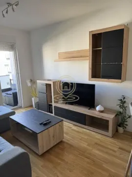 Dnevna soba sa garniturom, televizorom i drvenim nameštajem. - image 6