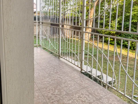 Natkriveni balkon sa popločanim podom i zaštitnom ogradom. - image 16