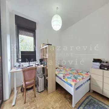 Manja spavaća soba sa krevetom, radnim stolom i policom. - image 8
