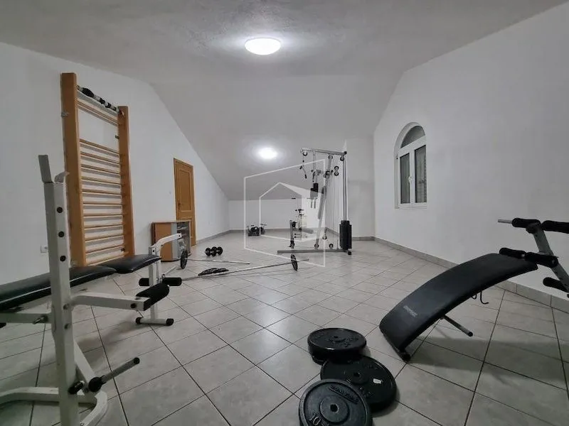 Izdavanje, kuća, 400m², Zlatica, Podgorica