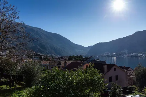 Pogled na zaliv i planine sa okoline objekta. - image 8