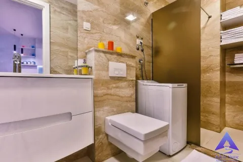 Moderno opremljeno kupatilo sa umivaonikom, WC šoljom i tuš kabinom. - image 6