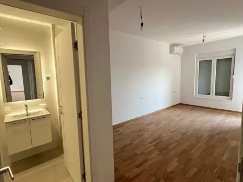 Prodaja, trosoban stan, 104m², Stari Aerodrom, Podgorica - image 9