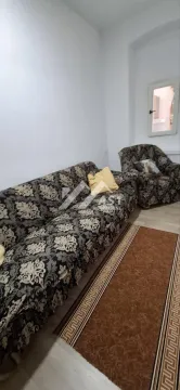 Dnevna soba sa garniturom i foteljom sa šarama. - image 12
