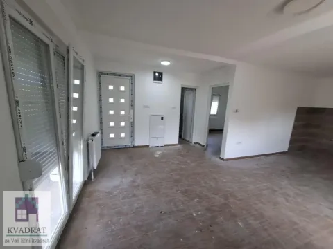 Pogled na unutrašnjost prazne prostorije u fazi renoviranja sa ulaznim vratima i prozorima. - image 8