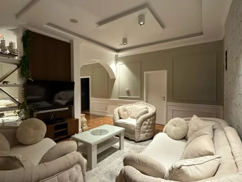 Izdavanje, trosoban stan, 130m², Centar, Tivat - image 5