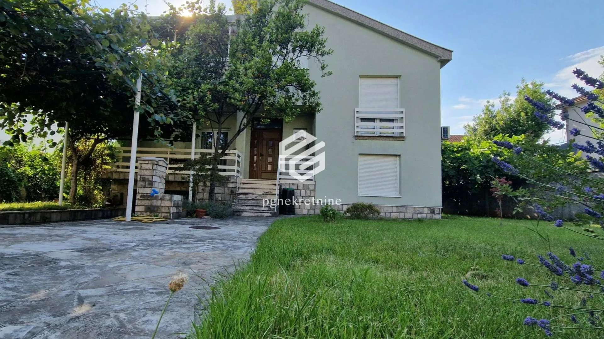 Rent, four bedroom apartment, 250m², Stari Aerodrom, Podgorica