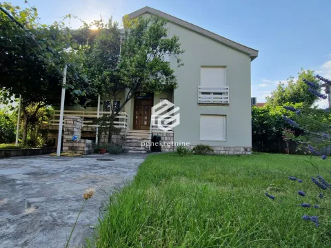 Rent, four bedroom apartment, 250m², Stari Aerodrom, Podgorica - image 1