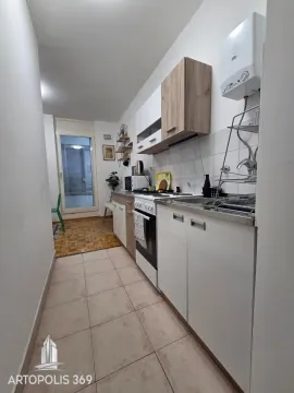 Manja kuhinja sa belim elementima i šporetom. - image 14