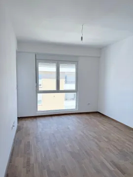 Prazna soba sa parketom i prozorom. - image 2