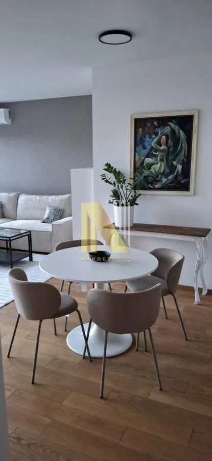 Dnevna soba sa trpezarijom i modernim nameštajem.