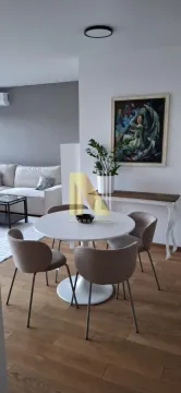 Dnevna soba sa trpezarijom i modernim nameštajem. - image 8