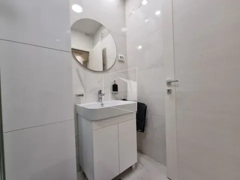 Moderne kupatilo sa umivaonikom, ogledalom i bijelim pločicama. - image 17