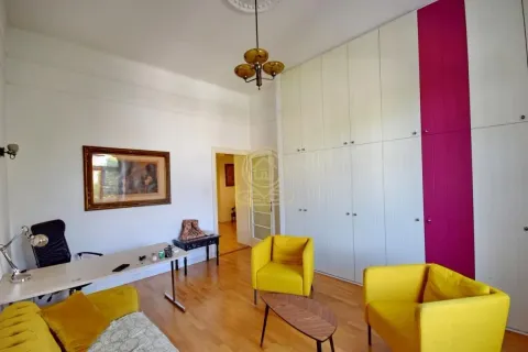 Dnevna soba sa radnim stolom, žutim foteljama i ugradnim plakarom. - image 7
