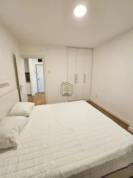 Namještena spavaća soba sa bračnim krevetom i ugradnim ormarom. - image 9