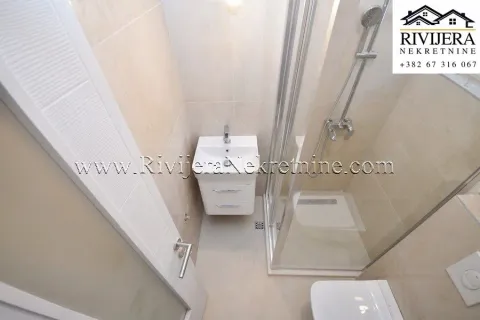 Pogled odozgo na moderno opremljeno kupatilo sa tuš kabinom, lavaboom i toaletom. - image 7
