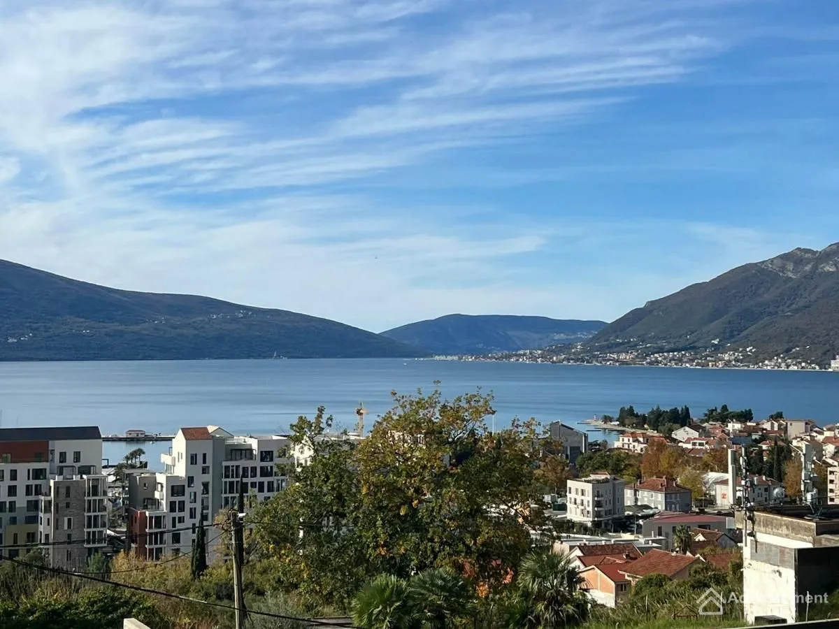 Prodaja, četvorosoban stan, 126m², Centar, Tivat