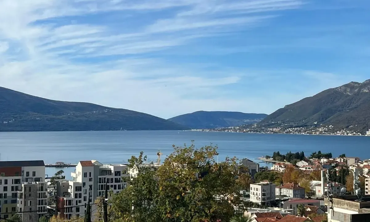 Prodaja, četvorosoban stan, 126m², Centar, Tivat