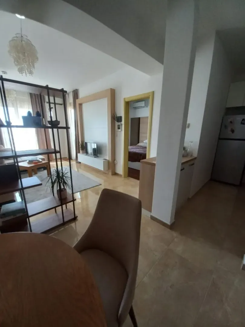Dnevna soba sa trpezarijom i pogledom na spavaću sobu.