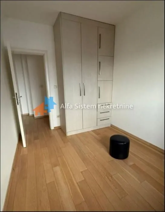 Izdavanje, trosoban stan, 73m², Vračar Sve Podlokacije, Beograd