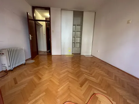 Prazna soba sa parketom i ugradnim plakarom. - image 18